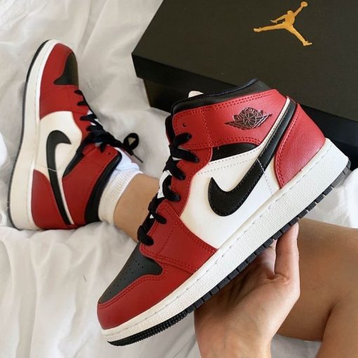 Jordan 1 Mid Chicago Black Toe