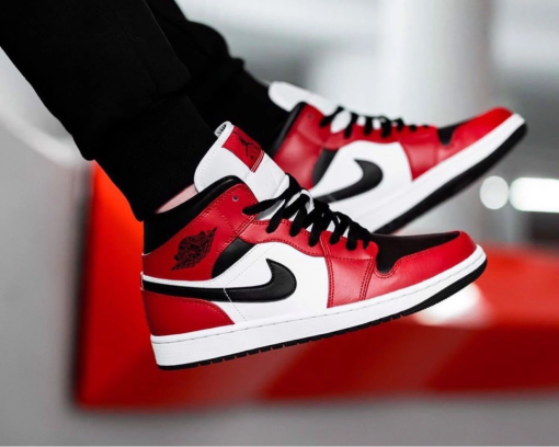 Jordan 1 Mid Chicago Black Toe