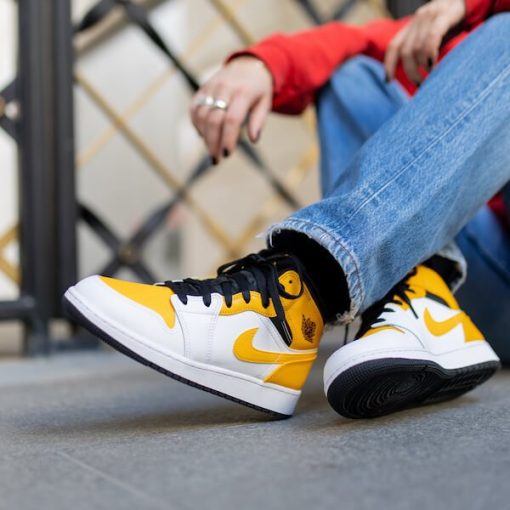 Jordan 1 Mid University Gold