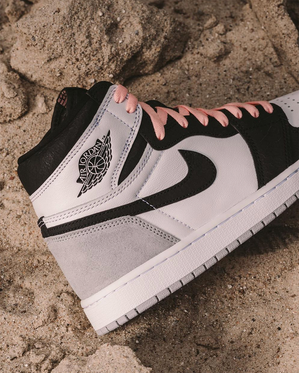 Air Jordan 1 Retro High OG Bleached Coral
